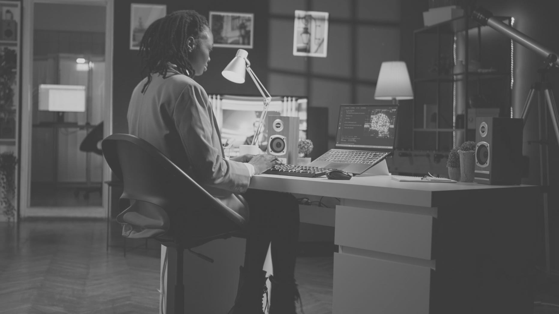 cleanhomepost teamet arbejder med trafikoptimering i et professionelt miljø