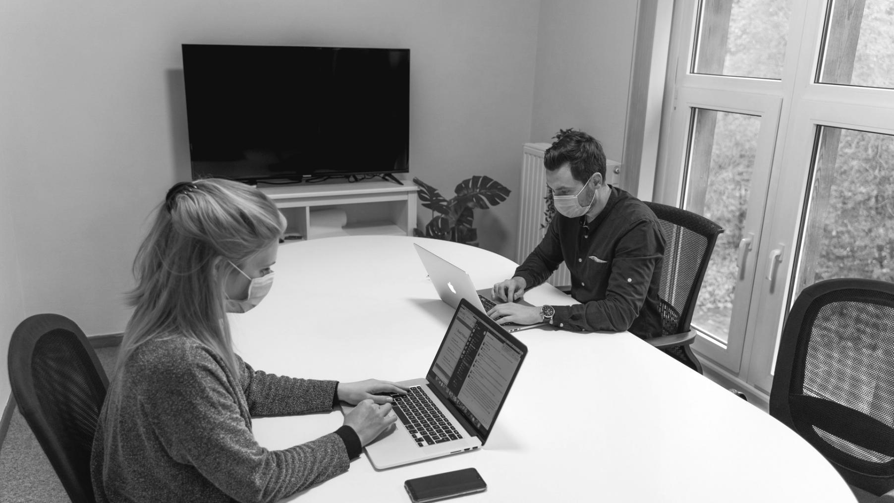 Deltager der arbejder med webanalyse og trafik-data
